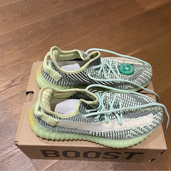 Yeezy Boost 350 V2 Men’s size 8.5 (yellow) bought from Stock X - authentic - Picture 1 of 9